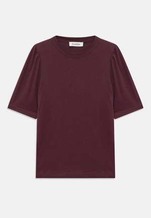 T-shirt bordeaux de manga curta com decote redondo, textura suave e detalhe franzido nos ombros. Feita de material leve.