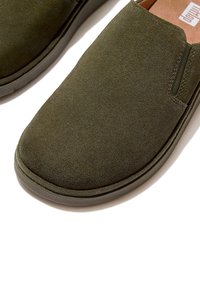 Olivengroene suede instappers met een ronde neus, elastische zijpanelen en een gestructureerde rubberen zool. Eenvoudig en minimalistisch ontwerp.