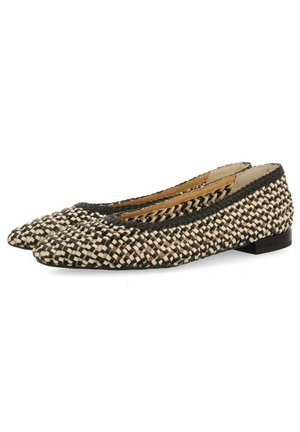 Chaussures plates tressées avec un bout pointu, fabriquées en matériau tissé noir et crème et dotées d'un petit talon noir. Doublure intérieure lisse.