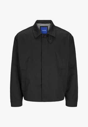 Schwarze Jacke aus glattem Stoff, mit einem Kragen, Knopfverschluß, zwei seitlichen Taschen und einem karierter Innenfutter.