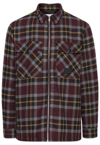 Geruite shirt in bordeauxrood, grijs en geel. Voorzien van een rits aan de voorkant, twee borstzakken met kleppen en een zachte stoftextuur.