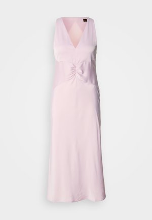 Růžové šaty s výstřihem do V, se shromážděním v centru, bez rukávů a hladkým materiálem, padající ke kolenům.