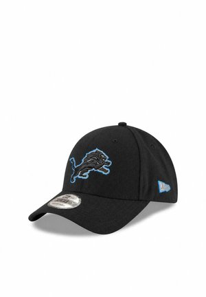 Schwarze verstellbare Baseballkappe mit blau-schwarzem Löwenlogo vorne und blauem Emblem an der Seite.