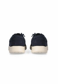 Pantofi din suede bleumarin cu talpă din cauciuc bej, cu șireturi și toc structurat. Partea din spate prezintă un detaliu de cusătură și un design minimalist.
