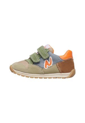 Kinderschuh mit grünen Klettverschlüssen, beiger Wildlederkappe, blauen Mesh-Seiten, orangefarbenem Fersenlasche und beiger Gummisohle.