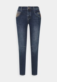 Jeans de mezclilla azul oscuro con un ajuste slim, que cuentan con un cierre de botón en la parte delantera, dos bolsillos delanteros y costuras decorativas en el bolsillo izquierdo.