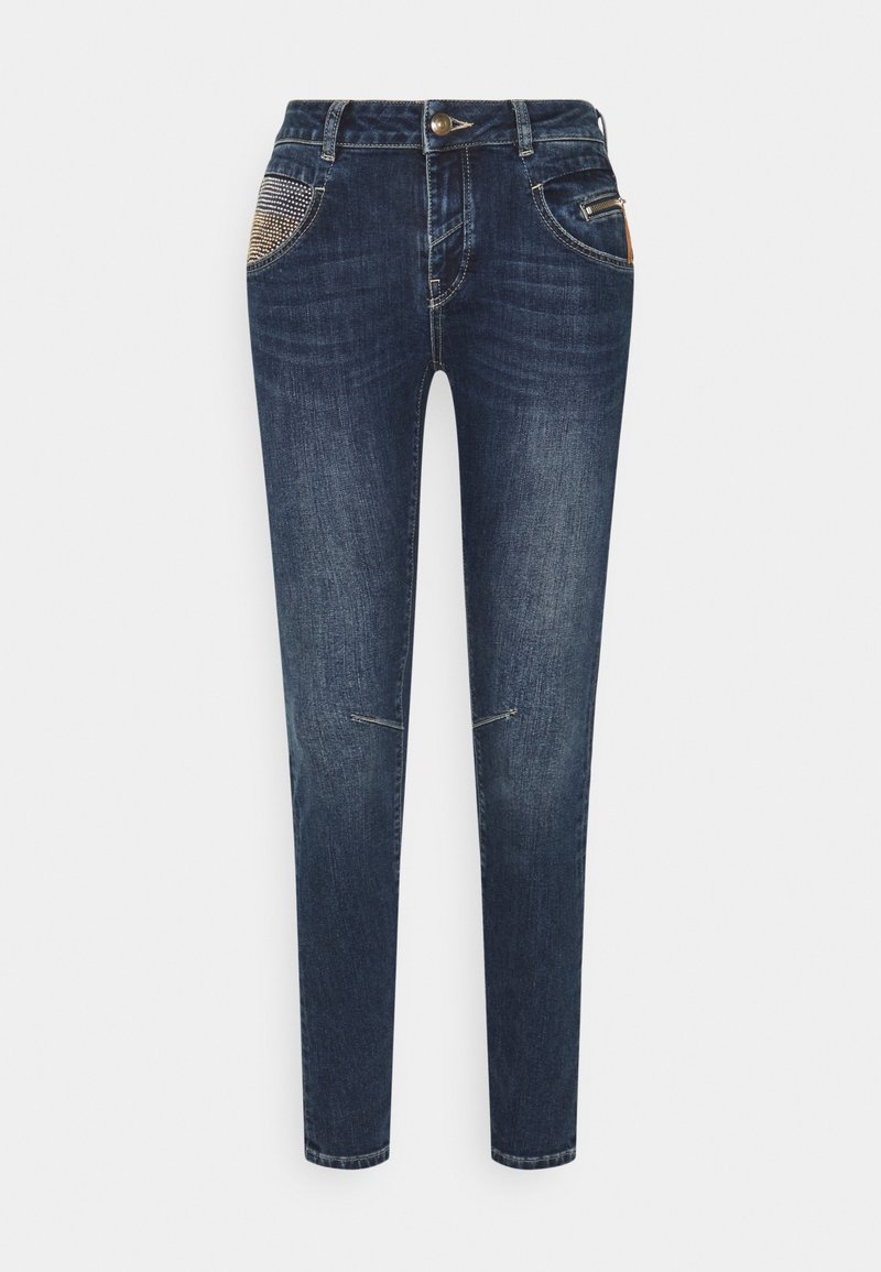 Jeans de mezclilla azul oscuro con un ajuste slim, que cuentan con un cierre de botón en la parte delantera, dos bolsillos delanteros y costuras decorativas en el bolsillo izquierdo.