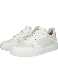 Weiße Sneakers aus einer Mischung aus glattem Leder und Wildleder, mit runder Spitze, strukturiertem Gummisohle und durchbrochenen Akzenten im Zehenbereich.