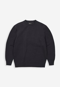 Marineblauwe sweatshirt van zacht katoen, met een ronde hals, lange mouwen en ribbelboorden aan de mouwen en onderkant. Minimalistisch ontwerp zonder patronen.