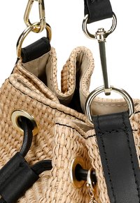 Borsa in paglia intrecciata con accentuazioni in pelle nera, anelli in metallo dorato e un ampio interno con foderatura chiara. Chiusura superiore aperta.