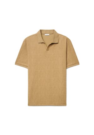 Beiges Polohemd mit kurzen Ärmeln, strukturiertem Stoff, offenem Kragen und ohne Knöpfe, auf weißem Hintergrund präsentiert.