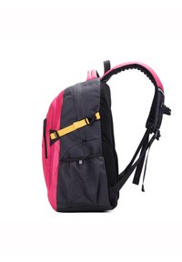 Rucksack mit schwarzem Körper und rosa seitlichen Akzenten, ausgestattet mit einem gelben Riemen, einem Netzrückenpanel und verstellbaren Schultergurten.