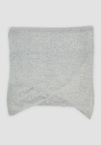 Coussin rectangulaire en tricot texturé gris clair avec une forme légèrement irrégulière sur un fond uni.