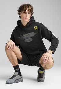 Puma SCUDERIA FERRARI DESERT   - Kapuutsiga pusa - black