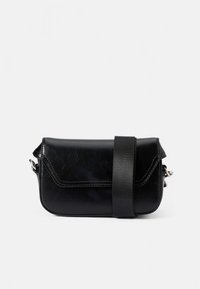 Kompat fekete műbőr táska strukturált formával, széles pánttal és patentos záródással. Ezüstszínű fém részletekkel.