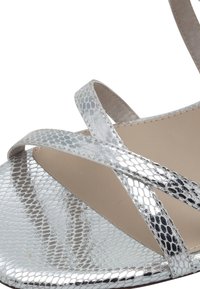 Tamaris Páskové sandály  - silver struct.