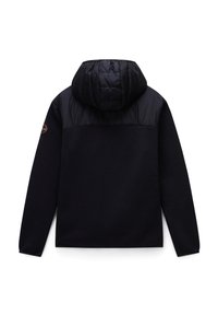 Tmavě námořnická bunda s prošívanou kapucí a horní částí. Tělo má texturovaný povrch a na rameni je viditelná nášivka s logem.