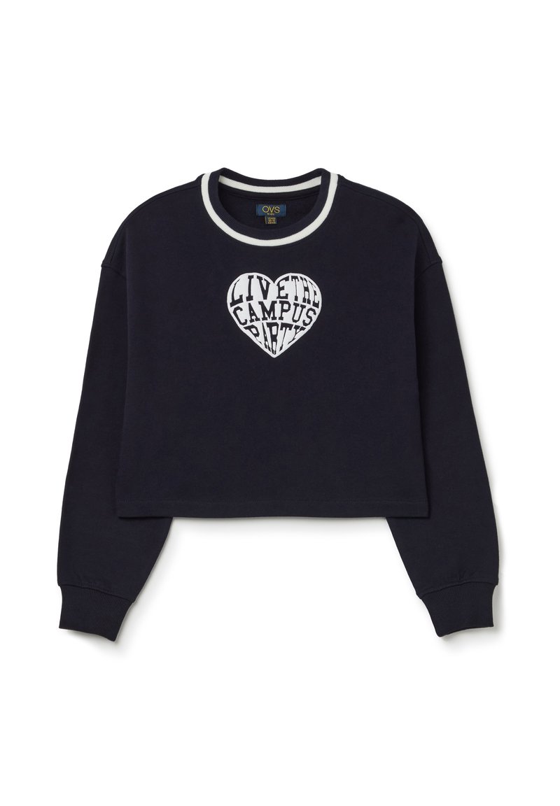 Sudadera recortada en color navy con cuello acanalado blanco. Presenta un gráfico en forma de corazón con el texto "VIVE LA FIESTA DEL CAMPUS" en diferentes fuentes.