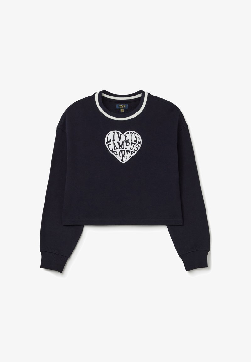 Sudadera recortada en color navy con cuello acanalado blanco. Presenta un gráfico en forma de corazón con el texto "VIVE LA FIESTA DEL CAMPUS" en diferentes fuentes.