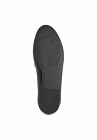 Zwarte rubberen zool van een schoen, met een gestructureerd diamanten patroon voor grip. Maatindicatie "37" zichtbaar aan de zijkant. Glad en plat ontwerp.