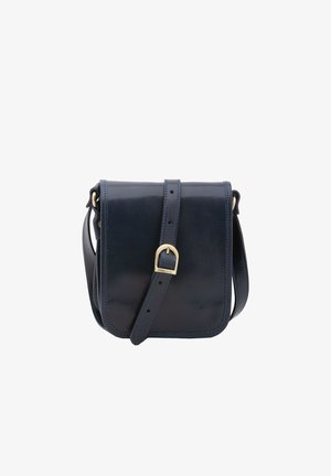 Petit sac porté croisé en cuir bleu marine avec rabat avant et bandoulière réglable dotée d'une boucle dorée sur fond blanc.