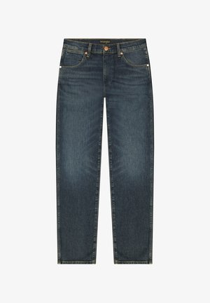 Granatowe proste dżinsy Wrangler z pięcioma kieszeniami, miedzianymi nitami i zapięciem na guziki na białym tle.