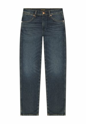 Donkerblauwe rechte Wrangler-spijkerbroek met vijf zakken, koperen klinknagels en knoopsluiting op een witte achtergrond.