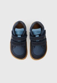 Tmavomodré detské topánky z semišu a sieťoviny, s pásikmi na suchý zips, hnedými podrážkami a polstrovaným vnútrom pre pohodlie.