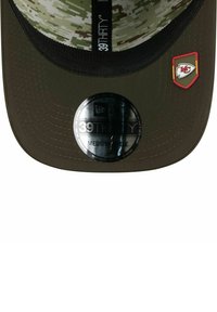 Olivgrüne Kappe mit einem Camouflage-Muster auf der Innenseite. Verfügt über ein rundes schwarzes Etikett mit der Aufschrift "39THIRTY" und einem roten Teamlogo-Abzeichen.