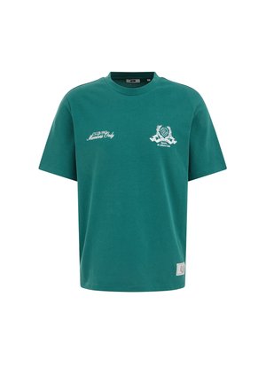 Groen T-shirt met korte mouwen en een ronde hals, met witte tekst "CLUB 1967 Members Only" en een sportclublogo op de borst.