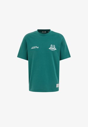 T-shirt vert à col rond et manches courtes avec le texte blanc "CLUB 1967 Members Only" et un blason de club sportif sur la poitrine.