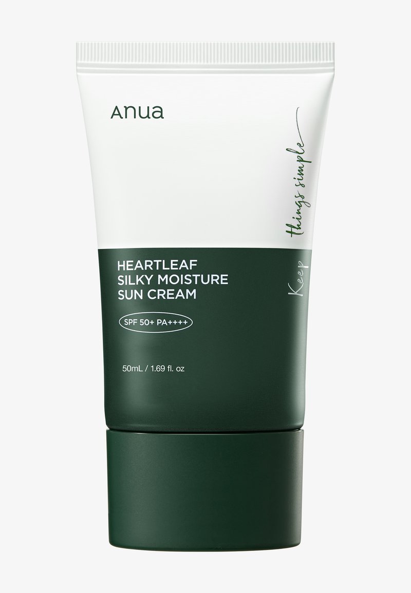 Tube de crème solaire hydratante soyeuse Anua Heartleaf avec SPF 50+ PA++++, 50 ml, emballage blanc en haut et vert foncé en bas.