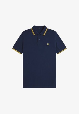 Polo blu navy con collo a righe gialle e bordi delle maniche, abbottonatura a due bottoni e piccolo logo con corona d'alloro gialla sul petto.