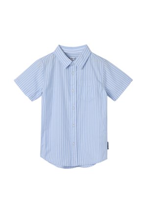 Lichtblauwe kobaltblauwe overhemd met korte mouwen en witte verticale strepen. Voorzien van een borstzak en een gebogen zoom. Gemaakt van een gladde stof.