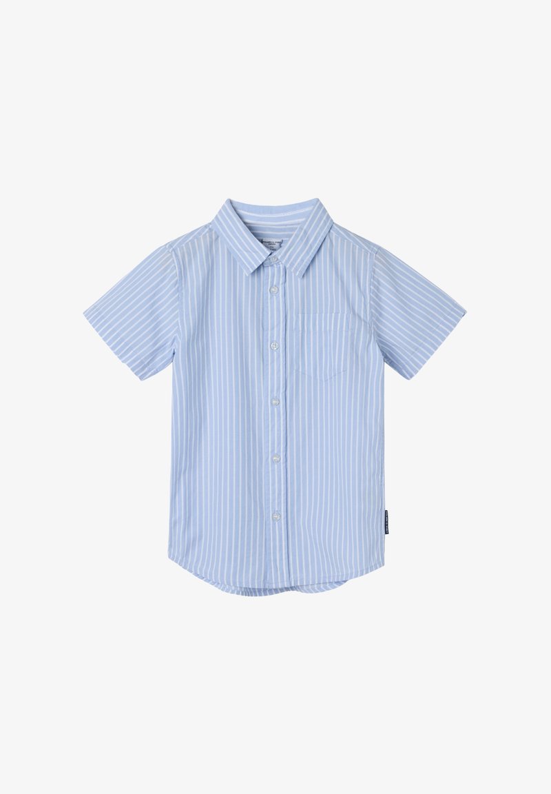 Lichtblauwe kobaltblauwe overhemd met korte mouwen en witte verticale strepen. Voorzien van een borstzak en een gebogen zoom. Gemaakt van een gladde stof.