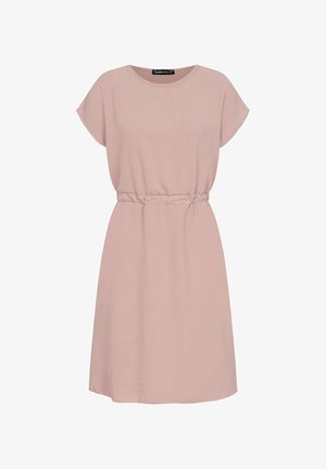 Rožinė suknelė trumpomis rankovėmis, laisvo kirpimo, su įtempimu juosmenyje ir minkšta, tekstūruota medžiaga. Paprastas dizainas su apvaliu iškirpimu.