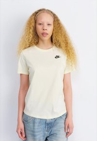 Nike Sportswear CLUB TEE - Základné tričko - coconut milk/(black)
