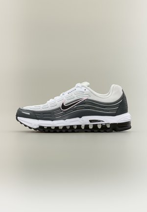 Fehér és szürke Nike Max Air futócipő fekete talppal és a talp alsó szélén végig látható légpárnával, oldalról balra néző.