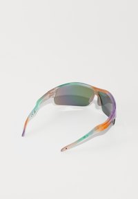 Occhiali da sole sportivi con una montatura leggera e trasparente in gradazione di colori verde, arancione e viola. Lenti grigio scure e design curvato.