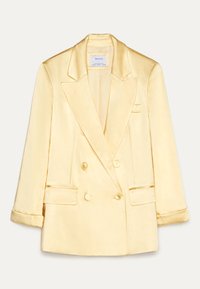Podwójnie zapięta marynarka w miękkim żółtym satynie z klapami, przednimi kieszeniami i gładką fakturą; z przodu zapięcie na guziki oraz dopasowany fason.