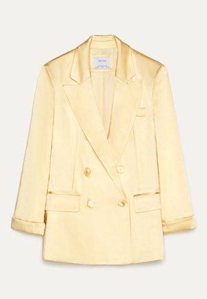 Dubbelbreasted blazer in zachtgeel satijn met notch revers, voorzakken en een gladde textuur; heeft knoopsluitingen en een getailleerde pasvorm.
