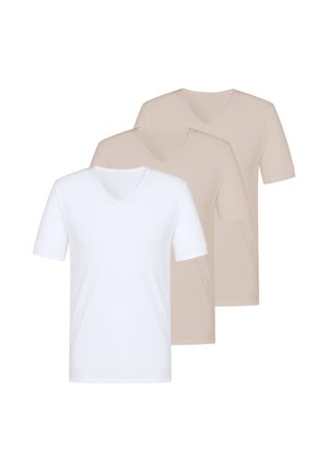 Trois T-shirts à manches courtes en col en V, un blanc devant et deux beige derrière, présentés sur un fond blanc uni.