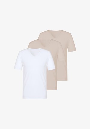 Tre T-shirts med korte ærmer og V-hals, en hvid foran og to beige bagved, vist på en ensfarvet hvid baggrund.