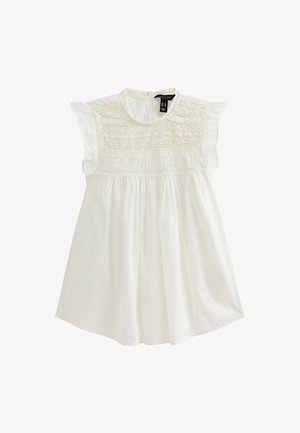 Witte katoenen jurk met een kanten lijfje, korte gerimpelde mouwen en een gathersluiting. Heeft een ronde halslijn en een textuurrijke, vloeiende stof.