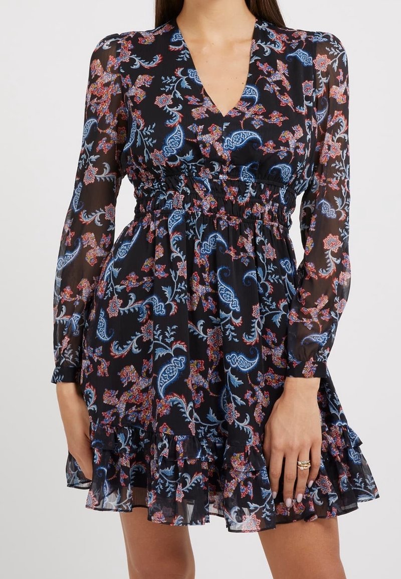 Robe noire à fleurs en tissu léger, avec manches longues, encolure en V et ourlet à volants ornés de motifs cachemire et floraux colorés.