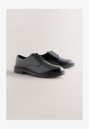 Fekete bőr elegáns cipők kerek orral, sima felülettel, négylyukú fűzővel és alacsony gumitalppal a kényelem érdekében.