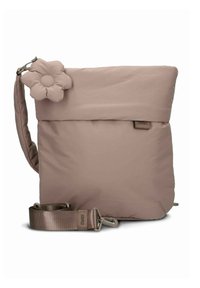 Sac à bandoulière beige matelassé avec rabat, accent en forme de fleur, bandoulière réglable et garniture métallique. Texture lisse et design minimaliste.