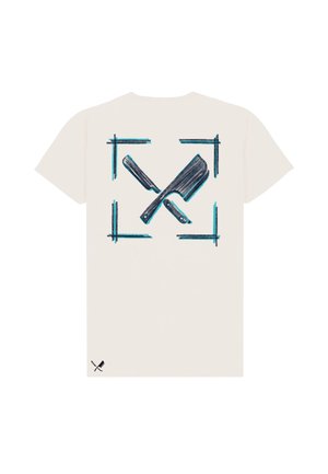 T-shirt blanc avec un graphisme noir et bleu représentant des couteaux de cuisine croisés à l'intérieur d'un cadre carré au dos, et une petite icône assortie près de l'ourlet inférieur.