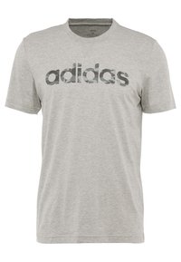 Grå bomullströja med korta ärmar, rund hals och framträdande svart "adidas"-logotyp med ett kamouflage-mönster.