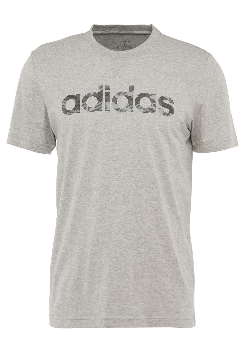 Grå bomullströja med korta ärmar, rund hals och framträdande svart "adidas"-logotyp med ett kamouflage-mönster.